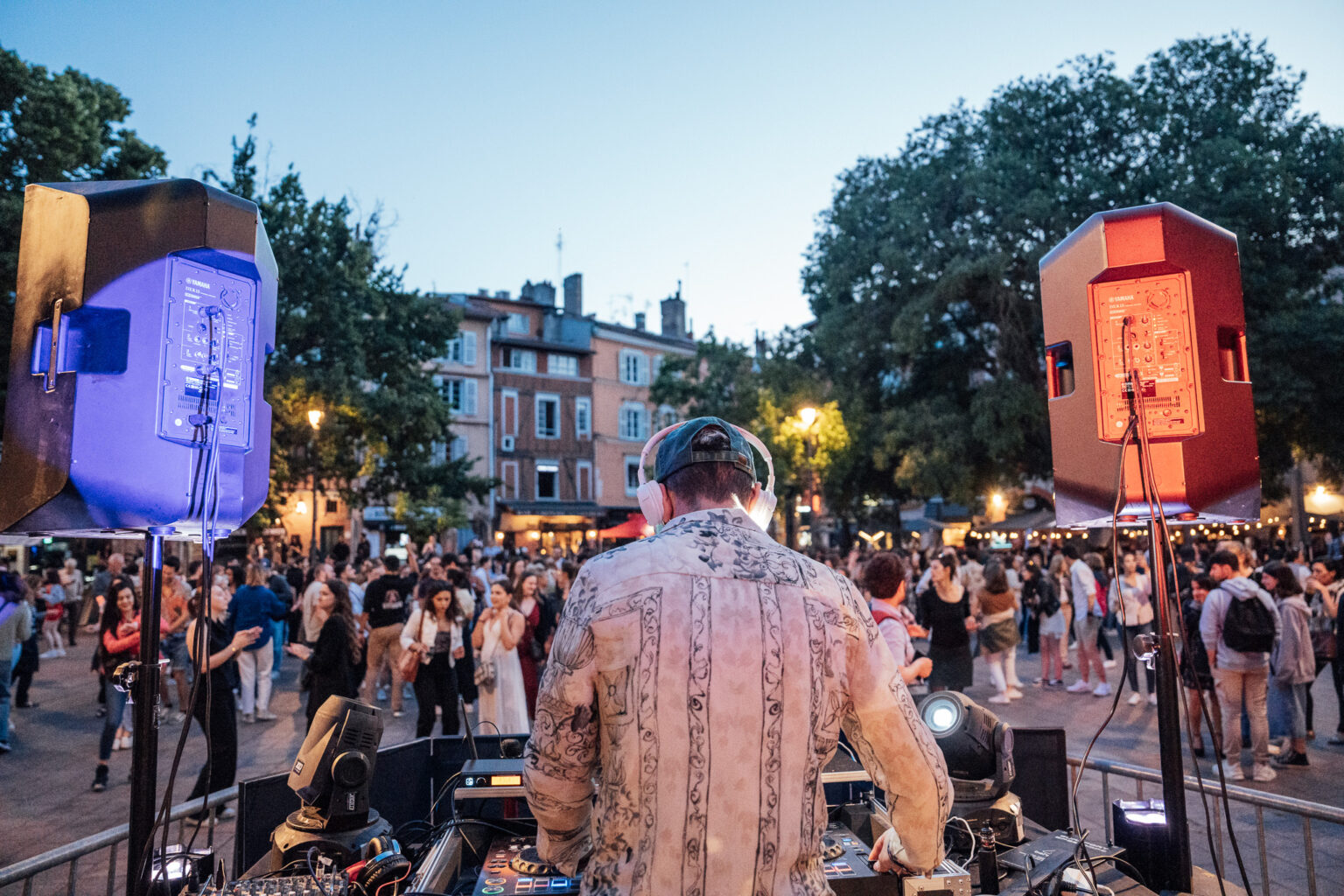 DJ Event Paradox animant un événement en plein air devant une foule