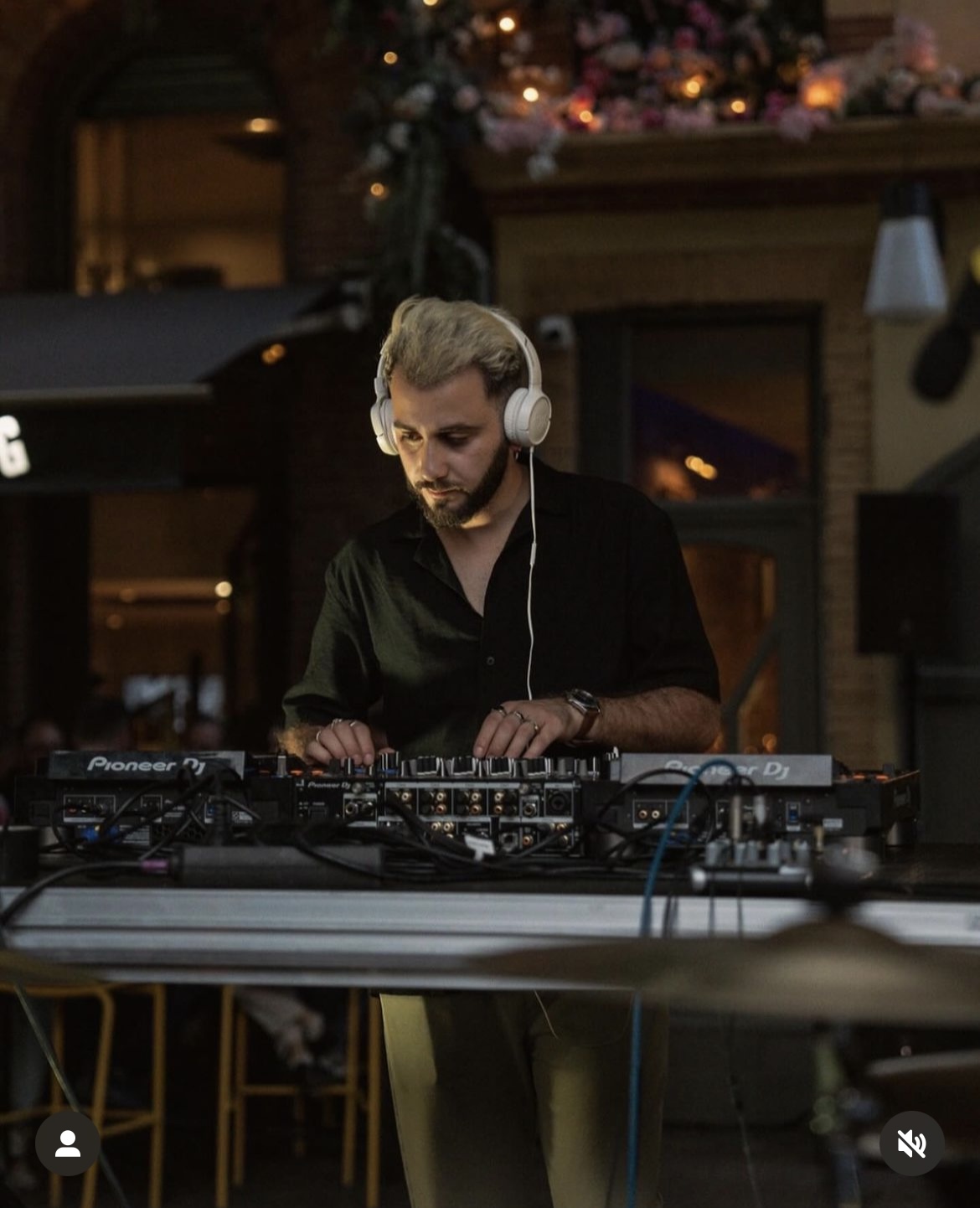 DJ en prestation dans un mariage intimiste